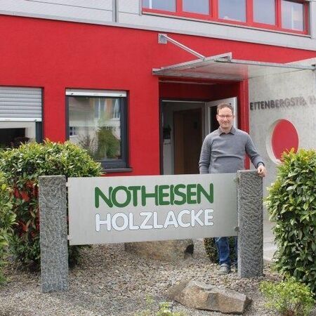 Herr Sandner vor dem Eingang der Firma